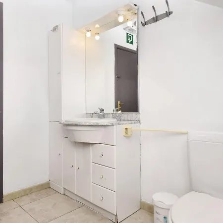 Detached Natural Stone House With Sunny Garden And Terrace, Modern Interior 度假居 Trou de Bra